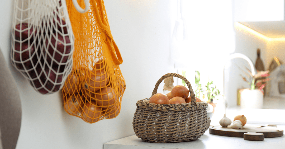 Légumes à l'intérieur d'un panier sur un comptoir de cuisine.