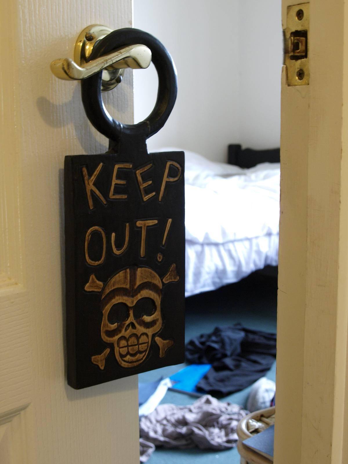 keep out sign on kids door