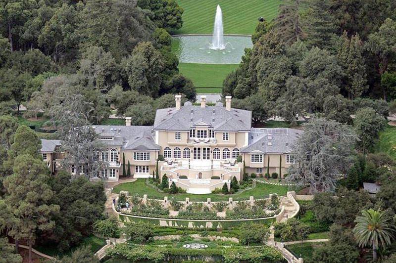 An aerial view shows Oprah's mansion in Montecito.