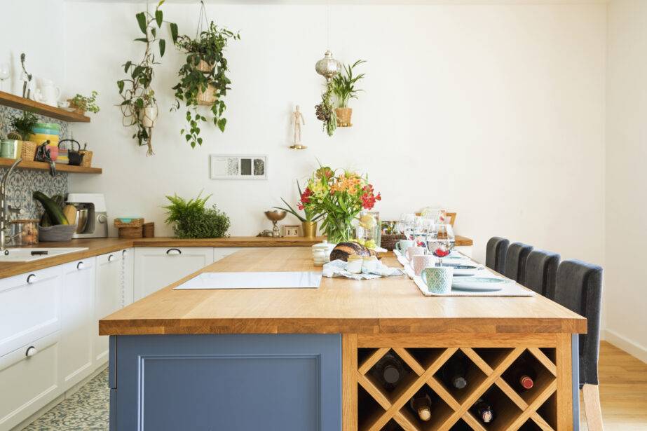 Design élégant de l'intérieur de l'espace de cuisine avec table à manger, chaises, plats et autres accessoires de cuisine. Style méditerranéen. Espace léger et ensoleillé. Couleurs vives. Vibrations d'été.