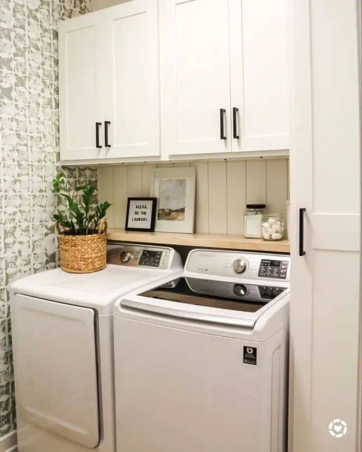 A laundry room with cabinets.