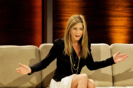 The Quiet Luxury Secret in Jennifer Aniston’s Living Room: Eyelet vs. Back Loop Curtains