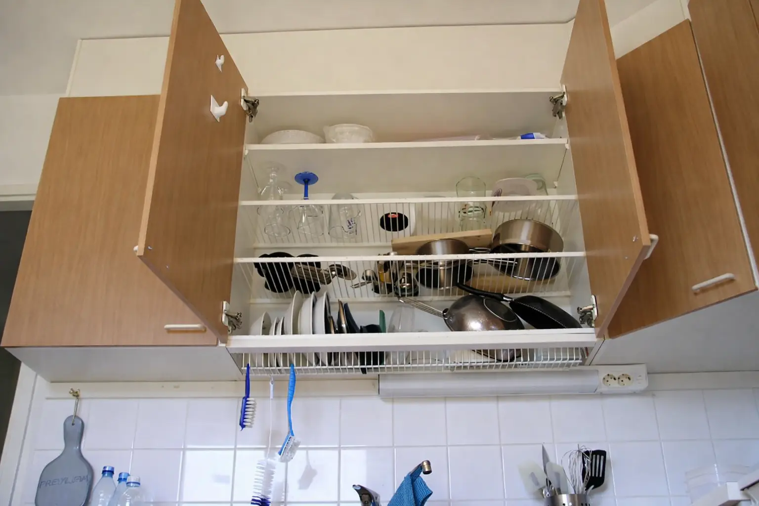 An image of a Finnish dish drying rack "astiankuivauskaappi"