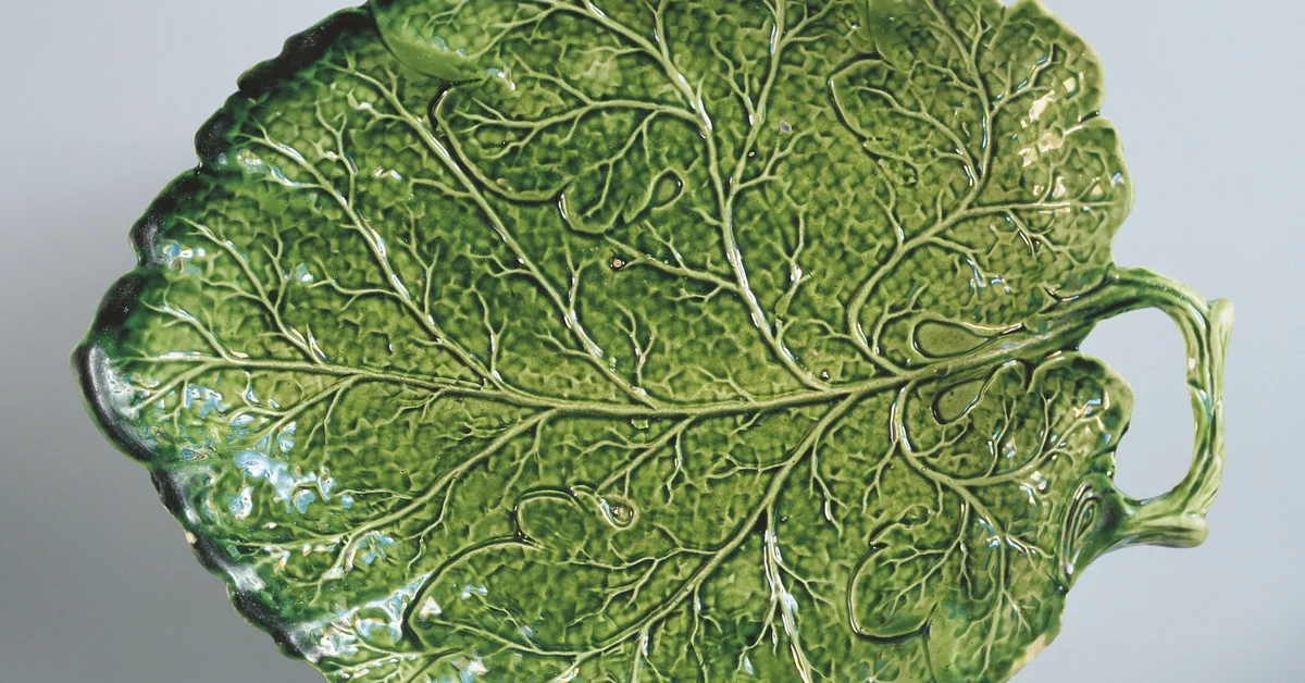 Leaf-shaped plate, 1760-1770, ceramic, Staffordshire manufacture. England, 18th century.